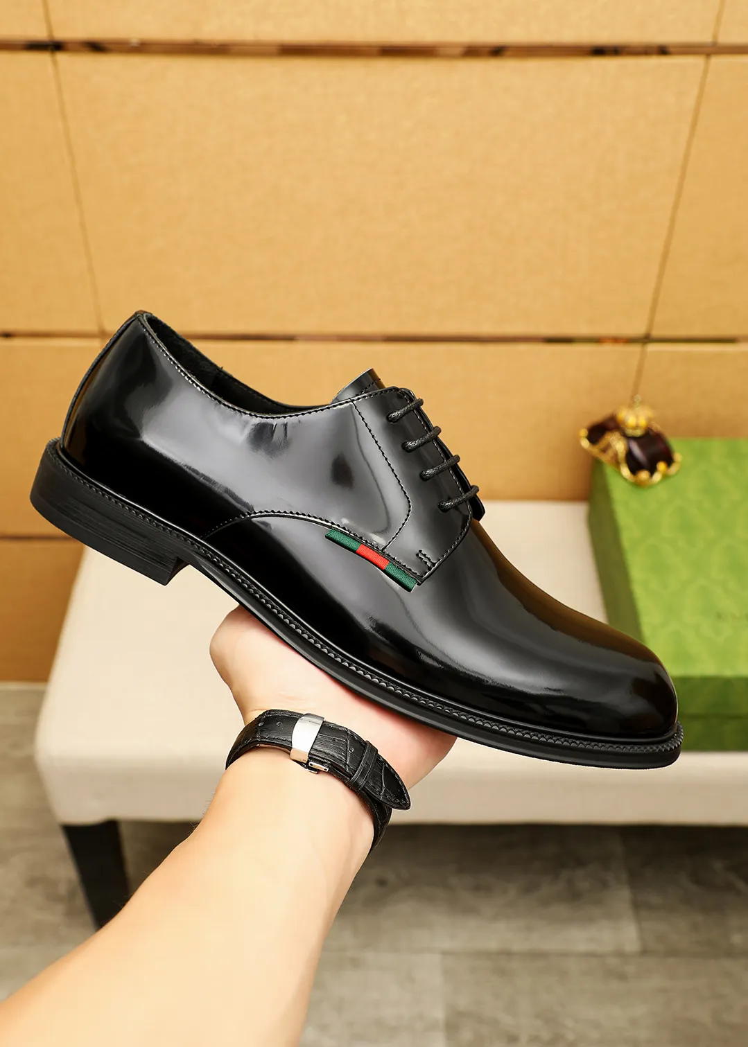 Men's shoes 💰520 💐 Product trademark: GUCCI "Gucci" business leather shoes Regular size: 38-44 (45.46🉑️customized) Product materials: Selected imported first-layer open-edge beaded cowhide leather upper, imported water-dyed cowhide leather lining. Strong three-dimensional visual effect, original outsole Color: 4⃣️colors available